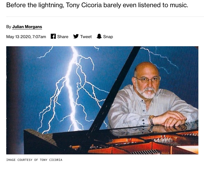 落雷を受けたことでプロのピアニストに（画像は『VICE　2020年5月13日付「This Guy Got Hit By Lightning and Became a Concert Pianist」（IMAGE COURTESY OF TONY CICORIA）』のスクリーンショット）