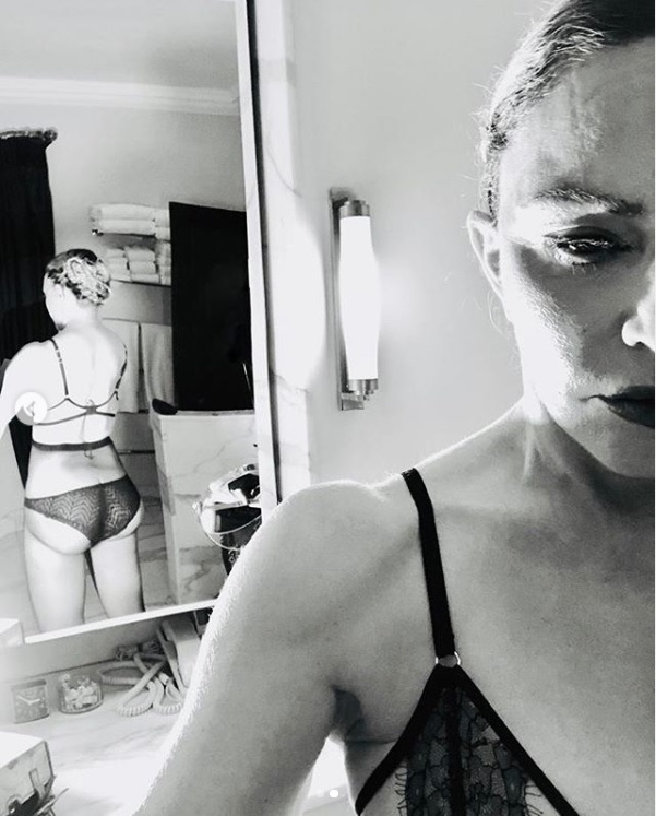 マドンナ、鏡越しの大胆セルフィーもヒップが不自然!?（画像は『Madonna　2020年5月12日付Instagram「Finally going to get my regenerative treatment for my missing cartilage!!」』のスクリーンショット）