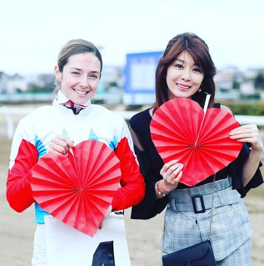 ミカエル・ミシェル騎手と矢部みほ（画像は『Mickaëlle　2020年2月21日付Instagram「!!Urawa!! 10th Winners With ＠miho.yabe.0607」』のスクリーンショット）