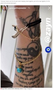 ゼインの腕に刻まれた詩（画像は『Mirror Online　2020年5月7日付「Zayn Malik hints he’s proposed to pregnant Gigi Hadid as he shows off ‘wedding’ tattoo」（Image: Instagram）』のスクリーンショット）