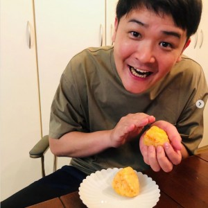 「シャケ明太おむすびです」とノブ（画像は『千鳥ノブ　2020年5月1日付Instagram「藤あや子さんから＃祈るおむすびバトン リレーがやってきました！」』のスクリーンショット）