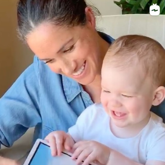 アーチーくんに絵本を読み聞かせるメーガン妃（画像は『Save The Children UK　2020年5月6日付Instagram「Meghan, The Duchess of Sussex reads “Duck! Rabbit!” for Archie’s birthday」』のスクリーンショット）