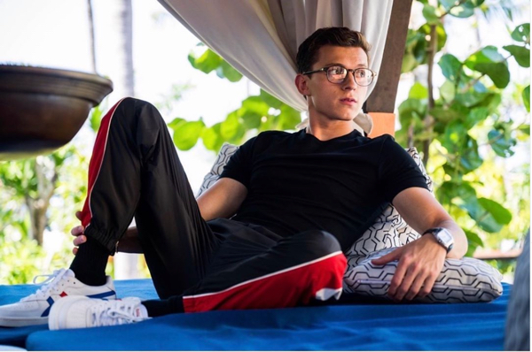 トム・ホランド、新恋人とはすでに同棲も（画像は『Tom Holland　2020年3月31日付Instagram「Guys I’m bored. I think we should go back to Bali」』のスクリーンショット）