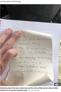 兄のアンドリューさんが書いたメモ（画像は『The Sun　2020年6月20日付「MOVING MESSAGE Woman in tears after builders find secret notes hidden in walls of her old house from 30 years ago」（Credit: LeedsLive/MEN）』のスクリーンショット）