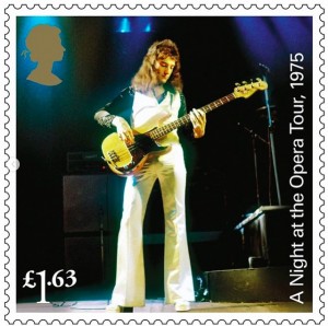 ベーシストのジョン・ディーコン（画像は『Royal Mail　2020年6月24日付Instagram「＃Queen - one of the greatest live acts of all time.」』のスクリーンショット）