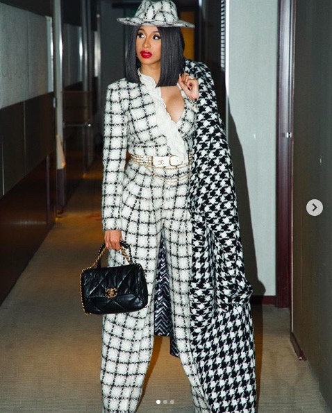 画像加工疑惑を一蹴したカーディ・B（画像は『Cardi B　2019年10月1日付Instagram「And I’m off to America .Paris fashion week was a dream for me .」』のスクリーンショット）