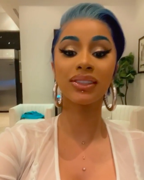 新たな胸ピアス3つを披露するカーディ・B（画像は『Cardi B　2020年6月17日付Instagram「The finale」』のスクリーンショット）