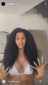 “自家製“ヘアマスク”使用前のカーディ・B（画像は『Cardi B　2020年6月8日付Instagram』のスクリーンショット）