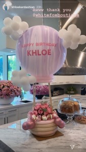 パーティー気分を盛り上げる素敵なデコレーション（画像は『Khloé　2020年6月27日付Instagram』のスクリーンショット）