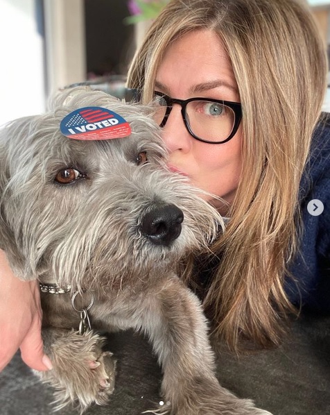 ジェニファー・アニストンのヌード写真は誰の手に!?（画像は『Jennifer Aniston　2020年3月4日付Instagram「EVERY VOTE COUNTS」』のスクリーンショット）