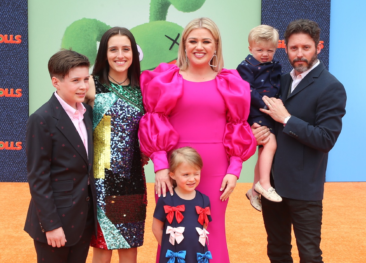 夫ブランドンさんと子供達4人に囲まれ、幸せいっぱいのケリー・クラークソン（2019年4月撮影）