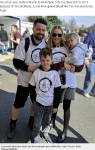 両親や兄と一緒のルイ君（画像は『Metro　2020年6月7日付「Four-year-old with cerebral palsy walks for first time in emotional video」（Picture: Jodie Morgan/SWNS）』のスクリーンショット）