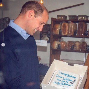 バースデーケーキのサプライズも（画像は『The Royal Family　2020年6月19日付Instagram「As non-essential shops start reopening in parts of the UK, The Duke and Duchess of Cambridge visited two independent businesses to hear how they have been impacted by coronavirus, and how they are returning to a new normal.」』のスクリーンショット）