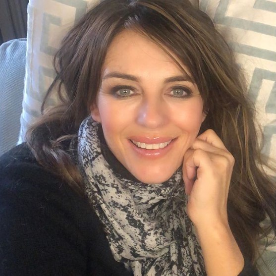 「幸せで健康でいることに感謝」とエリザベス・ハーレイ（画像は『Elizabeth Hurley　2020年1月21日付Instagram「Is there anything more blissful than getting home at the end of a l-o-n-g day?」』のスクリーンショット）