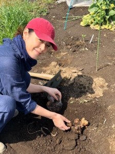 畑で土をいじる加藤紀子（画像は『katonoriko　2020年4月15日付Instagram「土を踏むことに、太陽を浴びることに、これほどの喜びを覚えるとは。」』のスクリーンショット）