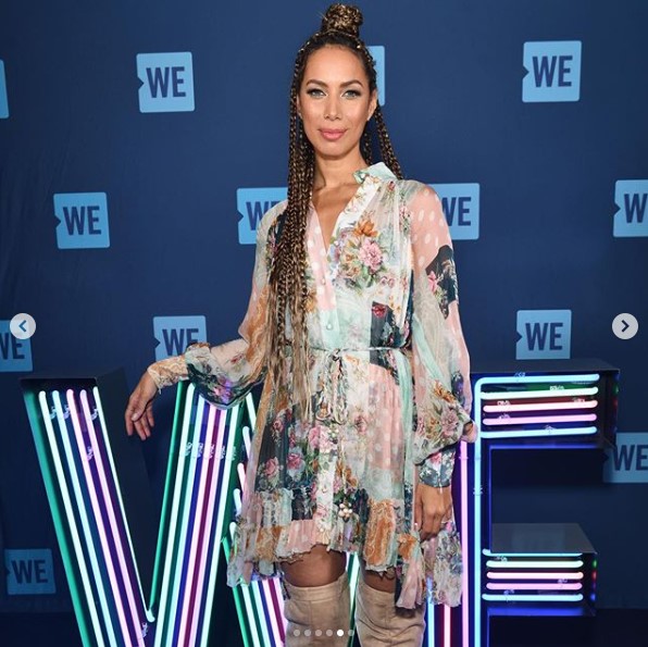 白人の母親と黒人の父親を持つ英歌手レオナ・ルイス（画像は『Leona Lewis　2020年3月6日付Instagram「Reunited with my boo ＠calumscott」』のスクリーンショット）