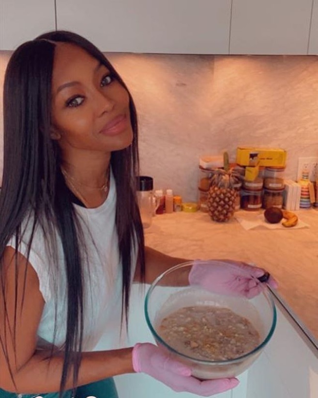 時にはバナナ・プディングなどのデザートを作るナオミ（画像は『Naomi Campbell　2020年4月2日付Instagram「Omi’s Banana Pudding ＃CookingWithNaomi ＆ ＠ghettogastro」』のスクリーンショット）