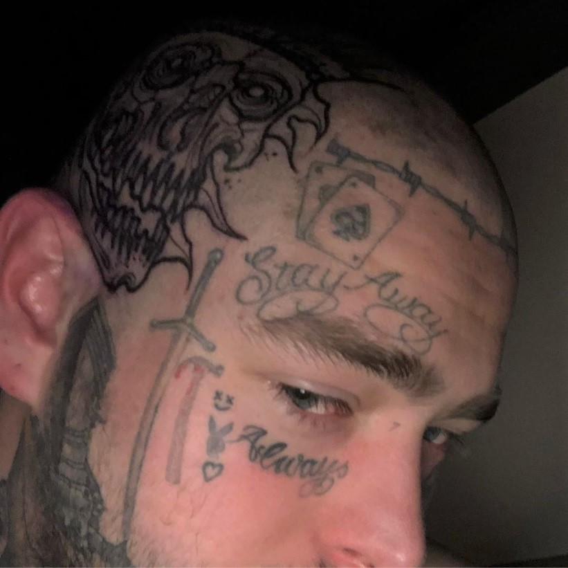 巨大スカルの新タトゥーを披露するポスト・マローン（画像は『postmalone　2020年6月21日付Instagram「I have cut my hair even shorter, also skeletons are cool.」』のスクリーンショット）