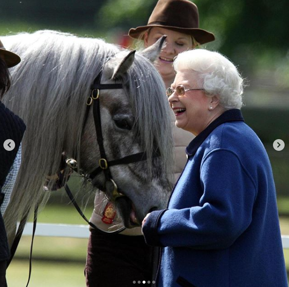 競馬レースのファンに向けて声明を発表したエリザベス女王（画像は『The Royal Family　2020年5月31日付Instagram「The Queen is pictured riding Fern - a 14 year-old Fell Pony - in Windsor Home Park this weekend.」』のスクリーンショット）