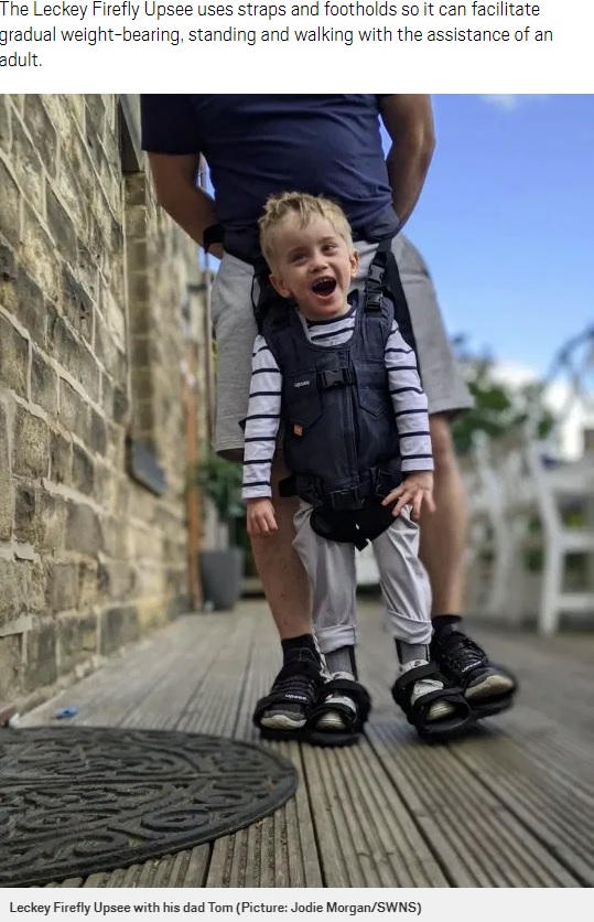 ハーネスをつけて初めて歩いた4歳男児（画像は『Metro　2020年6月7日付「Four-year-old with cerebral palsy walks for first time in emotional video」（Picture: Jodie Morgan/SWNS）』のスクリーンショット）
