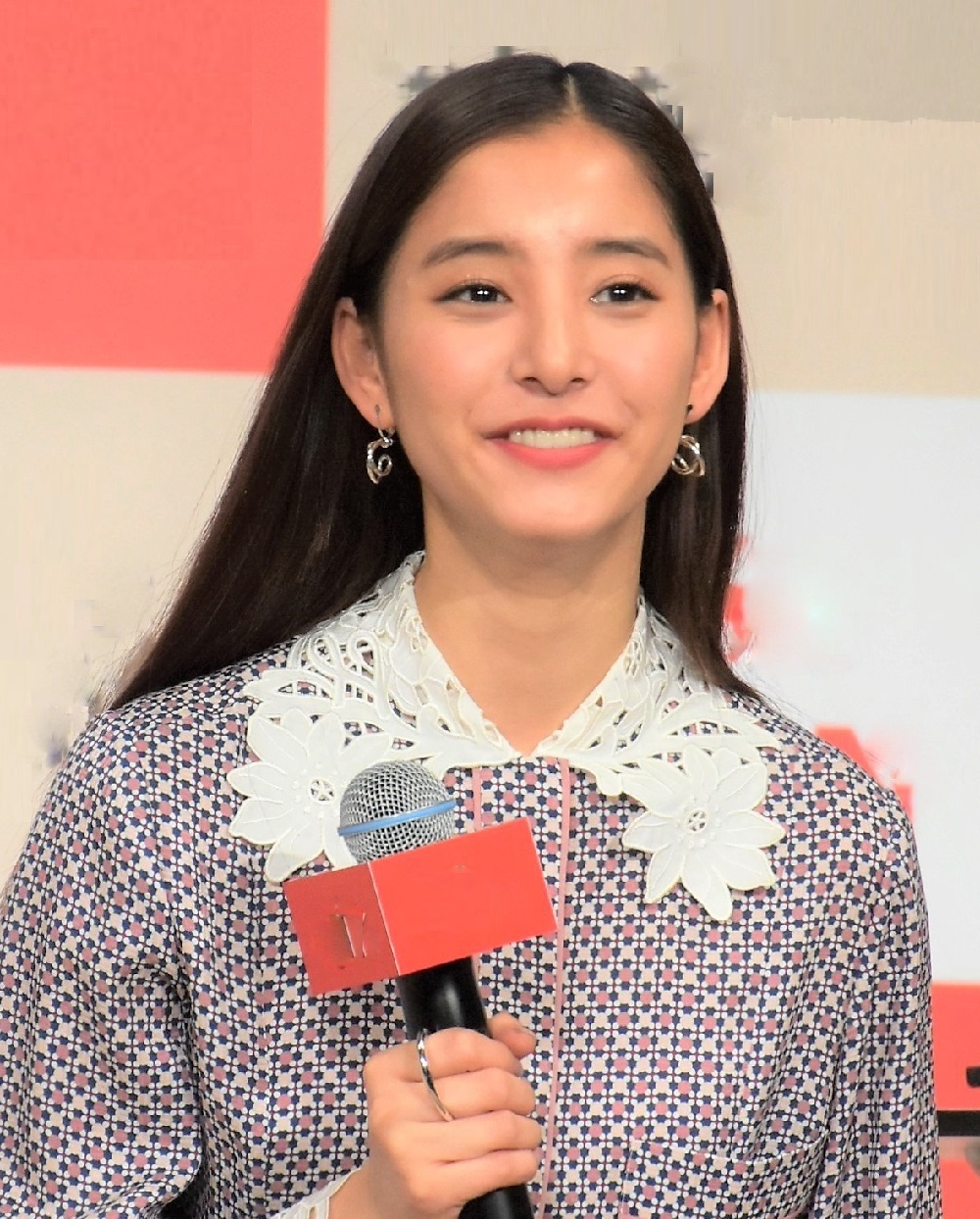 新木優子、フェイスガードでも“小顔ぶり”が明らかに