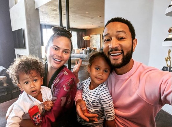 ジョン＆クリッシー夫妻とマイルズくん（左）とルナちゃん（右）（画像は『John Legend　2020年4月24日付Instagram「Quaranteam」』のスクリーンショット）