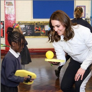 2018年1月にボンド小学校を訪問したキャサリン妃（画像は『Duke and Duchess of Cambridge　2018年1月17日付Instagram「Today The Duchess of Cambridge visited Bond Primary School to see the work of the ＠wimbledonfdn Junior Tennis Initiative, who provide free tennis coaching and activities to local schools.」』のスクリーンショット）