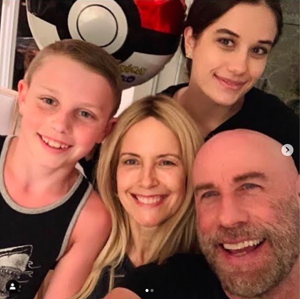 ケリーによる最後の投稿となった家族写真（画像は『Kelly Preston　2020年6月21日付Instagram「Happy Father’s Day to the best one I know, we love you」』のスクリーンショット）