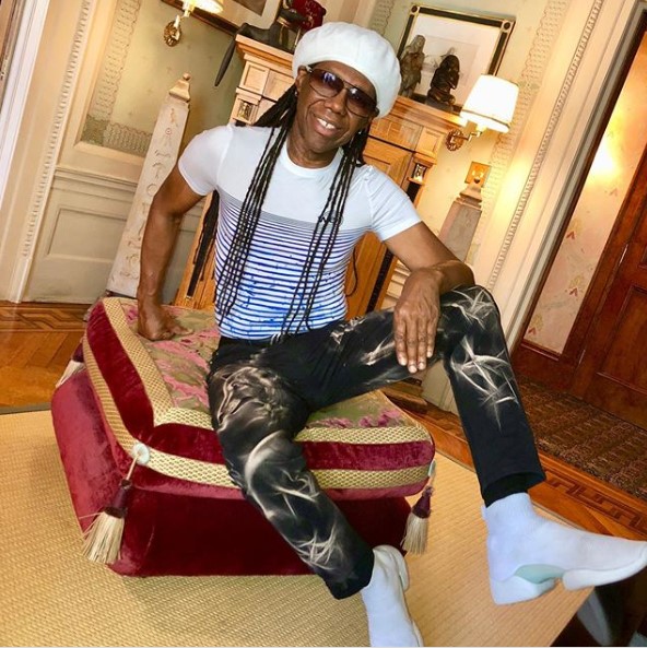 デヴィッド・ボウイとの思い出を語ったナイル・ロジャース（画像は『Nile Rodgers　2019年11月5日付Instagram「Wearing ＠jpgaultierofficial designed and signed ＠wearefamilyfdtn 2019 tee in my ＃apartment.」』のスクリーンショット）