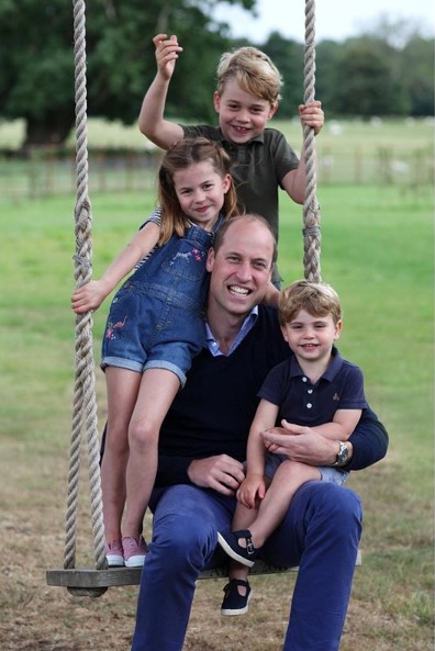 騒がしい玩具に大笑いしたというジョージ王子（一番上）（画像は『Duke and Duchess of Cambridge　2020年6月20日付Instagram「The Duke and Duchess of Cambridge are very pleased to share a new picture of The Duke with Prince George, Princess Charlotte and Prince Louis ahead of The Duke’s birthday tomorrow.」』のスクリーンショット）