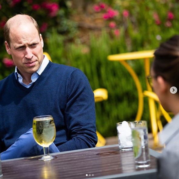 「僕はサイダー派なんだ」とウィリアム王子（画像は『Duke and Duchess of Cambridge　2020年7月3日付Instagram「As pubs and restaurants reopen around the UK this weekend, The Duke popped into the local pub in Norfolk to wish the staff well and hear how they have adapted their operations in order to allow them to return to a new normal.」』のスクリーンショット）