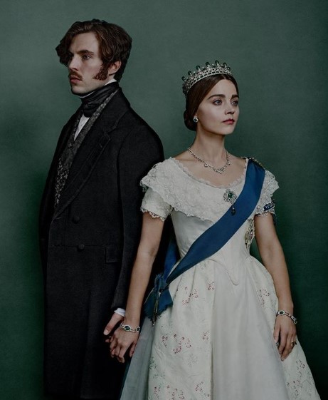 破局が報じられたトム・ヒューズとジェナ・コールマン（画像は『Jenna Coleman　2019年3月24日付Instagram「‘Uneasy lies the Head that wears The Crown’」』のスクリーンショット）