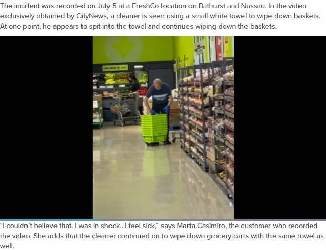 唾を吐いたタオルでカゴを拭く男性（画像は『CityNews Toronto　2020年7月8日付「EXCLUSIVE: Cleaner seen ‘spit shining’ shopping baskets at Toronto FreshCo」』のスクリーンショット）