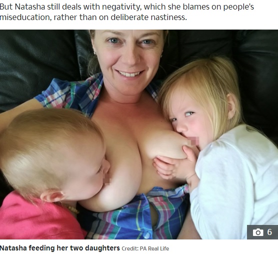 娘2人に同時に授乳するナターシャさん（画像は『The Sun　2020年7月6日付「TWO ABREAST I tandem breastfed my kids and still feed my four-year-old – I’ll only stop when she asks to」（Credit: PA Real Life）』のスクリーンショット）