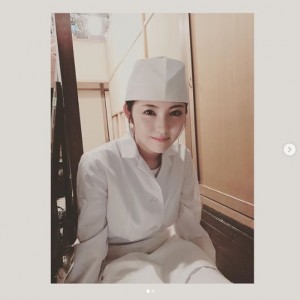 『私たちはどうかしている』で和菓子職人を演じる浜辺美波（画像は『浜辺美波＆STAFF　2020年6月20日付Instagram「セットの端っこ!!」』のスクリーンショット）