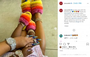 高価なアクセサリーもサマになっているカルチャーちゃん（画像は『Cardi B　2020年7月10日付Instagram「Pre Party drip with the Birthday girl」』のスクリーンショット）