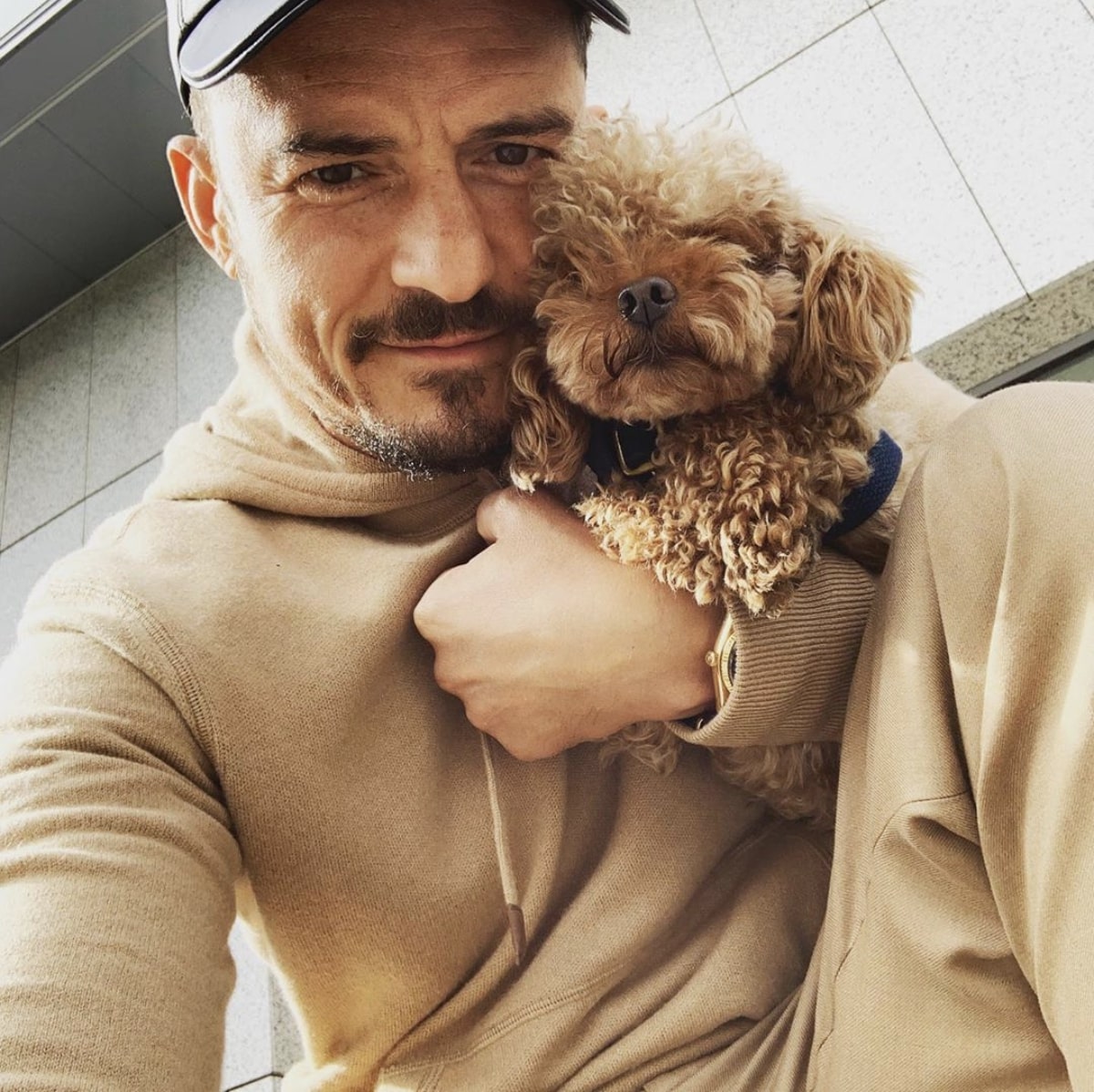 オーランド・ブルームと行方不明になってしまった愛犬（画像は『Orlando Bloom　2019年9月19日付Instagram「when 2 become 1」』のスクリーンショット）