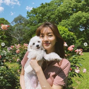 愛犬と静まなみ（画像は『静 まなみ　2020年5月31日付Instagram「お久しぶりになりました。」』のスクリーンショット）