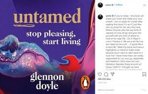 アデルが紹介したグレノン・ドイル著『Untamed』（画像は『Adele　2020年8月15日付Instagram「If you’re ready - this book will shake your brain and make your soul scream.」』のスクリーンショット）