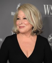 【イタすぎるセレブ達】メラニア夫人の演説に「まだ英語が話せないのね」と“毒舌家”ベット・ミドラー、翌日に謝罪