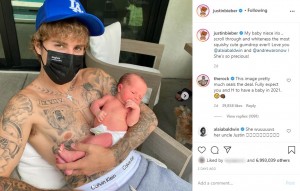 姪っ子を抱っこするジャスティン・ビーバー（画像は『Justin Bieber　2020年8月23日付Instagram「My baby niece iris .. scroll through and whiteness the most squishy cute gumdrop ever!!」』のスクリーンショット）