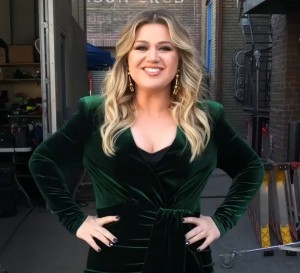 サイモンの代わりに審査員を務めるケリー・クラークソン（画像は『Kelly Clarkson　2020年8月12日付Instagram「It’s almost showtime y’all!」』のスクリーンショット）