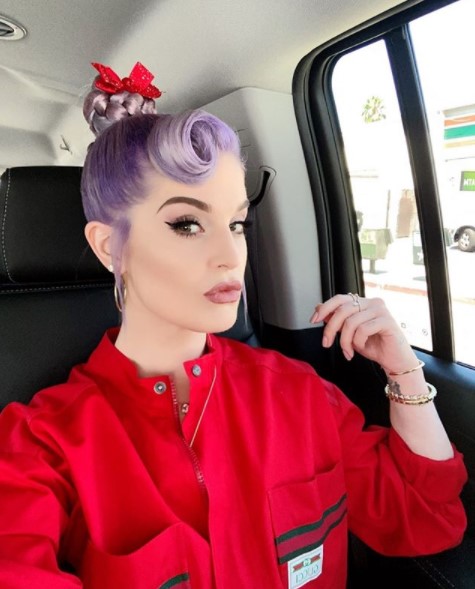 38キロ減量し別人のようになったケリー・オズボーン（画像は『Kelly Osbourne　2020年8月3日付Instagram「Today I’m feeling ＃Gucci」』のスクリーンショット）