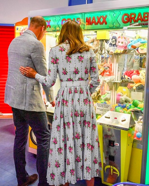 スキンシップを見せるレアな場面も！（画像は『Duke and Duchess of Cambridge　2020年8月6日付Instagram「Thank you Wales  for the lovely reception yesterday.」』のスクリーンショット）