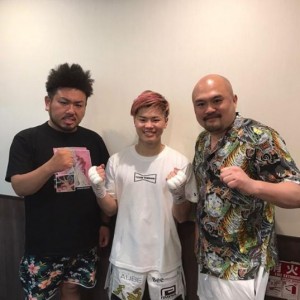 那須川天心選手と鬼越トマホーク・金ちゃん、坂井良多（画像は『鬼越トマホーク 金ちゃん　2020年7月13日付Instagram「今日仕事で那須川天心くんの試合を間近で観てきましたわ！﻿」』のスクリーンショット）