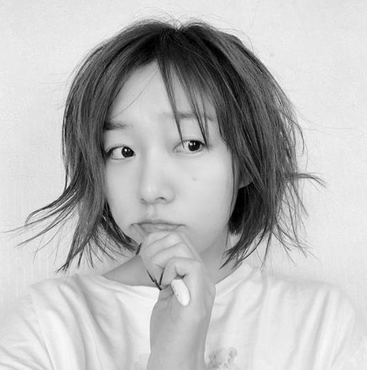 寝起きで寝癖が酷い須田亜香里（画像は『須田亜香里　2020年8月23日付Instagram「今日は特に芸術的な寝起きだった！」』のスクリーンショット）