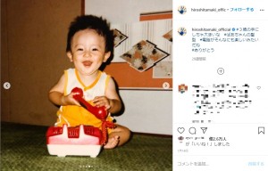 「＃電話がそんなにも楽しいみたいだね」と玉木宏（画像は『玉木宏　2020年1月14日付Instagram「＃3歳の手にしちゃ大きいな」』のスクリーンショット）