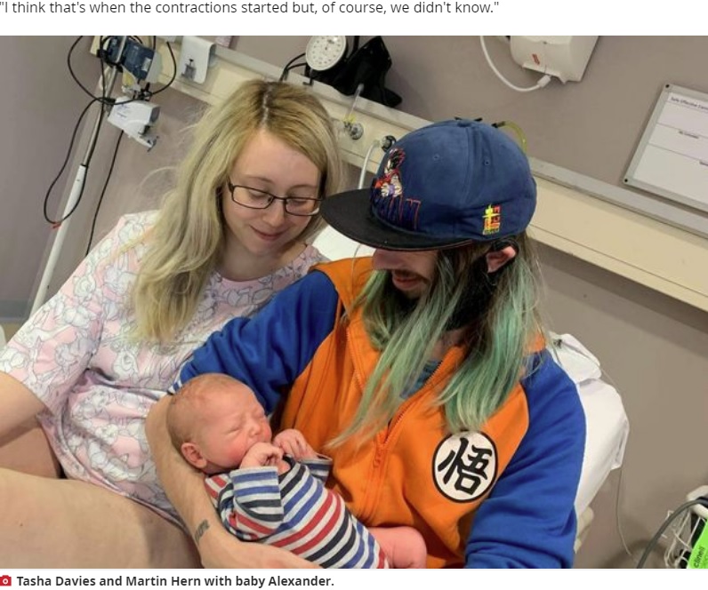 アレクサンダー君を見つめるターシャさんとマーティンさん（画像は『Liverpool Echo　2020年9月4日付「Mum gives birth an hour after finding out she’s pregnant」』のスクリーンショット）