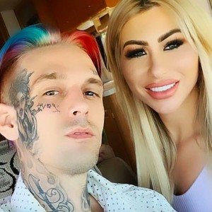 アーロンと婚約者のメラニー・マーティンさん（画像は『aaroncarter　2020年7月18日付Instagram「Taking a road trip with my fiance」』のスクリーンショット）