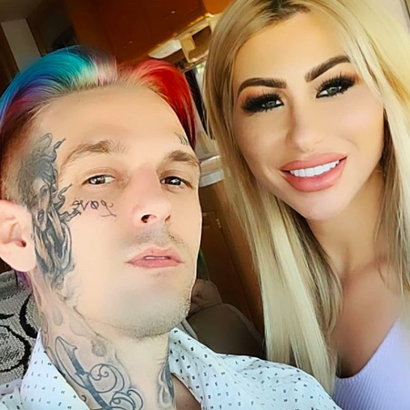 アーロンと婚約者のメラニー・マーティンさん（画像は『aaroncarter　2020年7月18日付Instagram「Taking a road trip with my fiance」』のスクリーンショット）